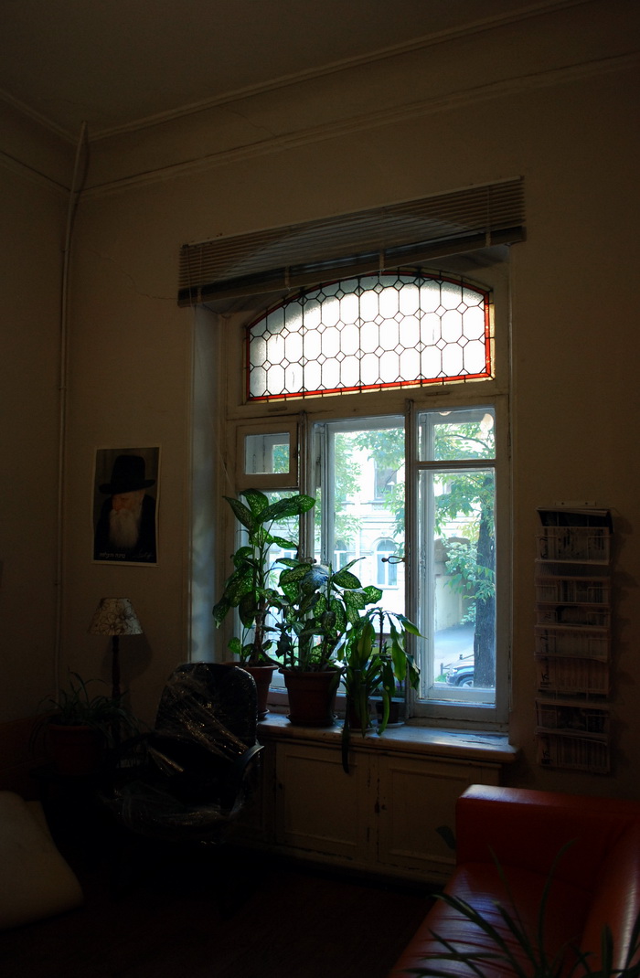 5-я линия, д. 32. Окно с витражом в помещении 2 этажа. Фото С. Васильева, 2017 г.
